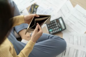 woman paying bills who need cash now